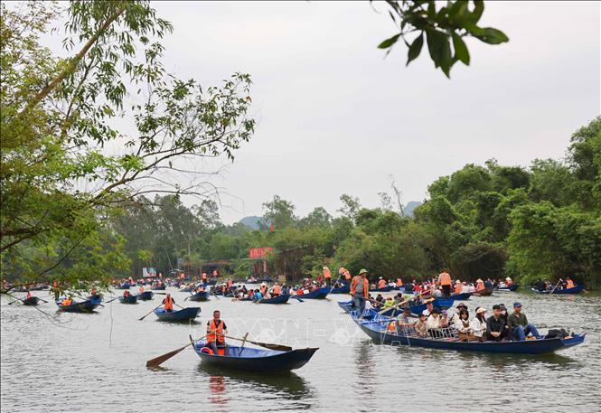 Du khách đi thuyền trên suối Yến vào chùa Hương vãn cảnh, lễ Phật trong chiều mùng 5 Tết Giáp Thìn. Ảnh: Thanh Tùng - TTXVN