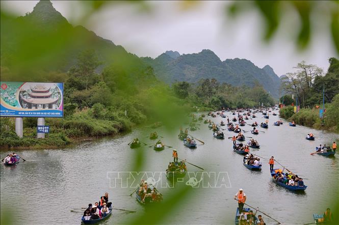 Du khách đi thuyền trên suối Yến vào chùa Hương vãn cảnh, lễ Phật trong chiều mùng 5 Tết Giáp Thìn. Ảnh: Thanh Tùng - TTXVN