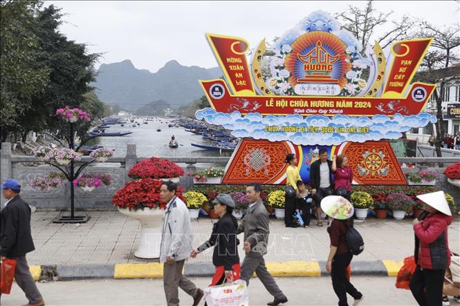 Du khách về trảy hội chùa Hương sớm trước ngày khai hội. Ảnh: Minh Quyết - TTXVN