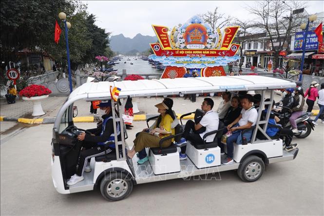 Xe điện phục vụ sẵn sàng phục vụ du khách trước ngày khai hội. Ảnh: Minh Quyết - TTXVN