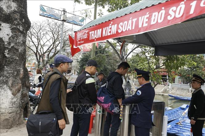 Năm nay, Ban tổ chức lễ hội bố trí 10 cửa kiểm soát vé sử dụng công nghệ quét mã QR Code đảm bảo trật tự, an toàn cho du khách về trảy hội chùa Hương. Ảnh: Minh Quyết - TTXVN