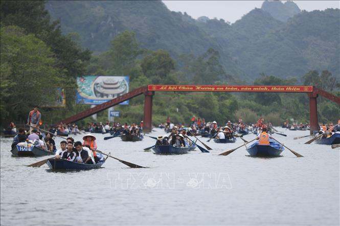 Từng đoàn thuyền chở du khách về trảy hội chùa Hương năm 2024. Ảnh: Minh Quyết - TTXVN