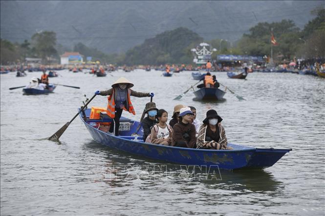 Từng đoàn thuyền chở du khách về trảy hội trên dòng suối Yến êm đềm. Ảnh: Minh Quyết - TTXVN