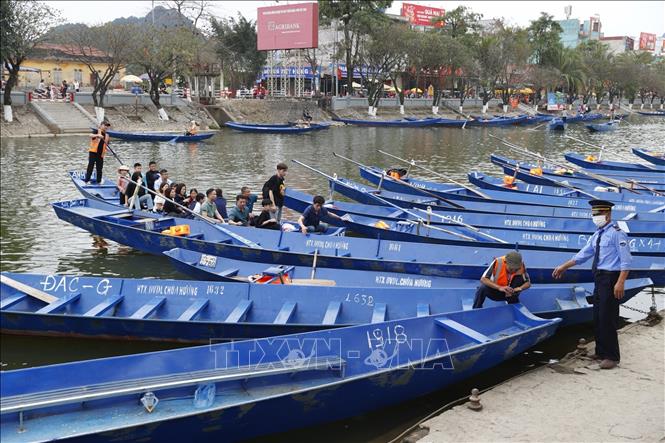 Để đảm bảo trật tự, an toàn các phương tiện tham gia chở khách trảy hội đều phải đăng ký với Ban tổ chức Lễ hội. Ảnh: Minh Quyết - TTXVN