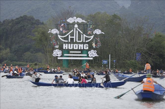 Từng đoàn thuyền chở du khách về trảy hội chùa Hương năm 2024. Ảnh: Minh Quyết - TTXVN