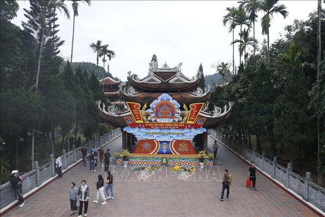 Công tác trang trí chuẩn bị cho ngày khai hội đã hoàn tất. Ảnh: Minh Quyết - TTXVN