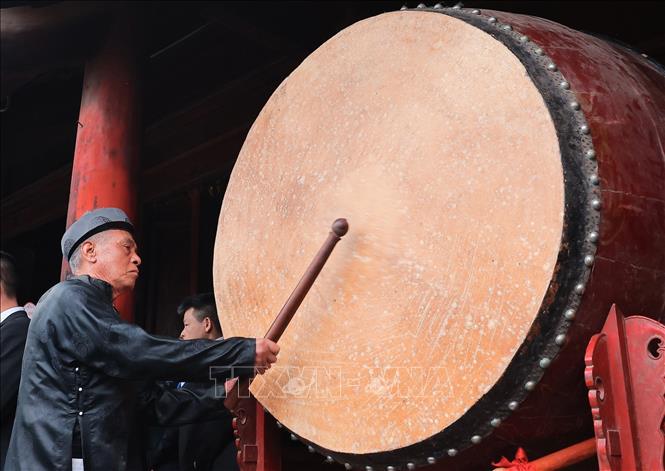 Ông cả đánh trống khai hội. Ảnh: Hoàng Hiếu - TTXVN 