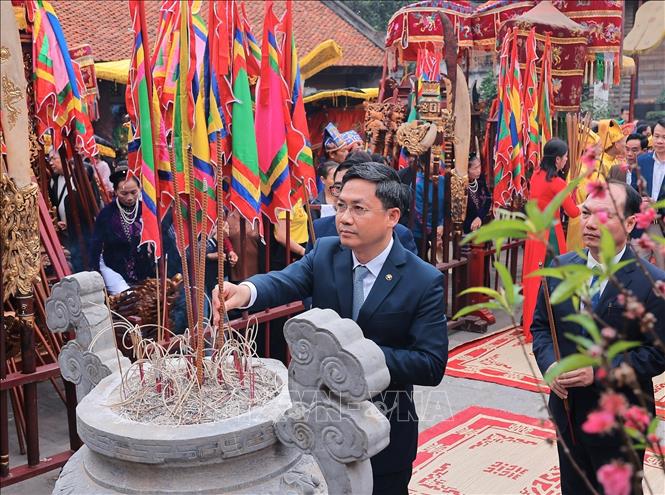 Phó Chủ tịch UBND Thành phố Hà Nội Hà Minh Hải dâng hương. Ảnh: Hoàng Hiếu - TTXVN 