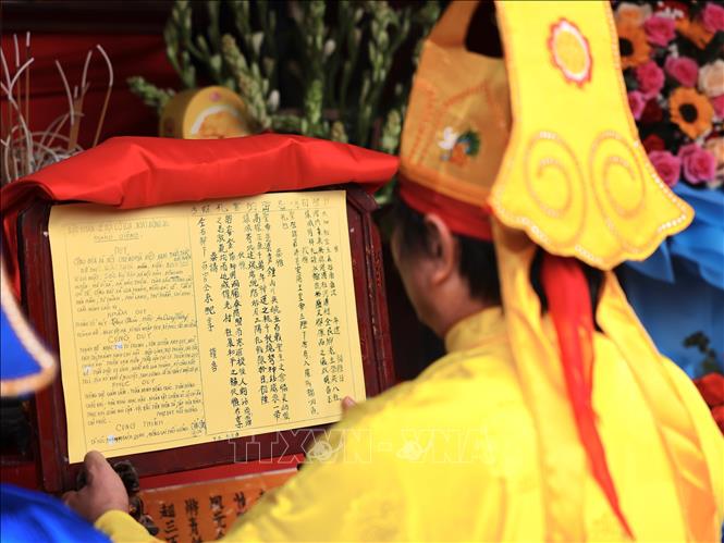 Anh cả quậy đọc mật khấn phía trước đền thờ An Dương Vương. Ảnh: Hoàng Hiếu - TTXVN 