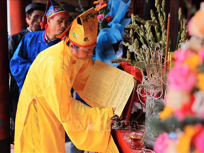Anh cả quậy đọc mật khấn trước đền thờ An Dương Vương. Ảnh: Hoàng Hiếu - TTXVN 