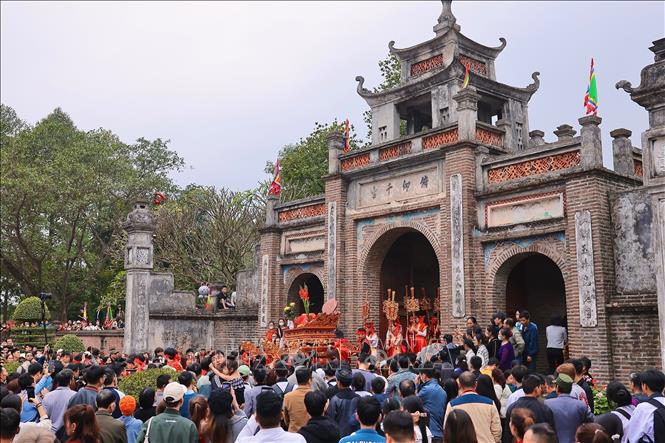 Đông đảo người dân tập trung xem nghi thức rước kiệu. Ảnh: Hoàng Hiếu - TTXVN 