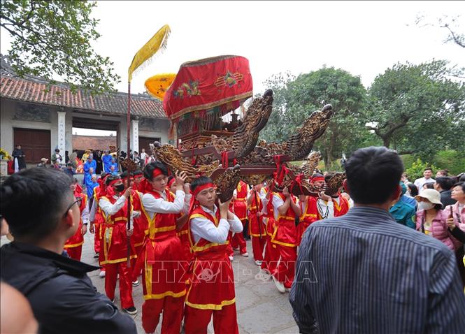 Nghi thức rước kiệu trong Lễ hội Cổ Loa Xuân Giáp Thìn 2024. Ảnh: Hoàng Hiếu - TTXVN 