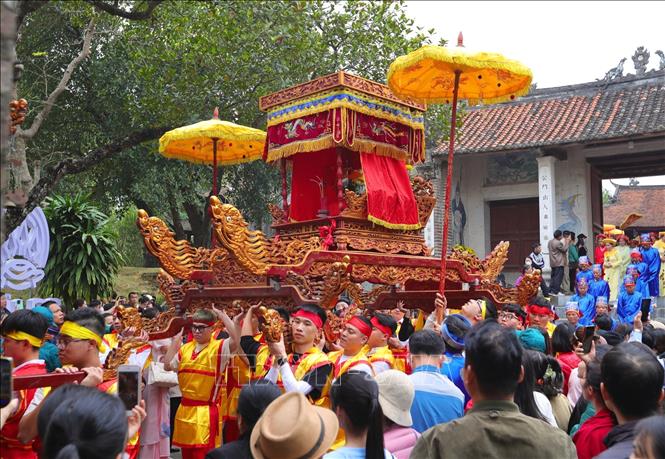 Nghi thức rước kiệu trong Lễ hội Cổ Loa Xuân Giáp Thìn 2024. Ảnh: Hoàng Hiếu - TTXVN 