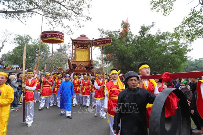 Trang trọng rước kiệu Vua tại buổi lễ. Ảnh: Hoàng Hiếu - TTXVN 