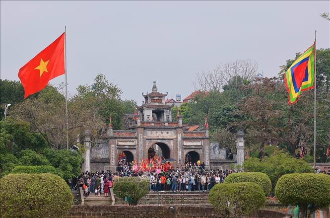 Đền Cổ Loa trong ngày diễn ra lễ hội. Ảnh: Hoàng Hiếu - TTXVN 