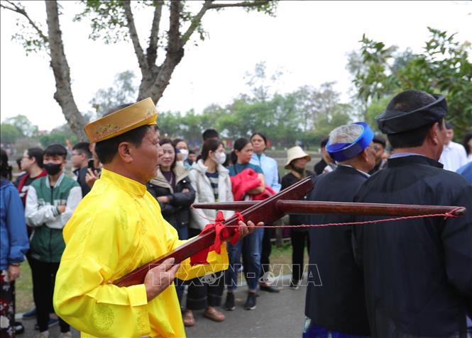 Lễ rước “nỏ thần” tại Lễ hội Cổ Loa Xuân Giáp Thìn 2024. Ảnh: Hoàng Hiếu - TTXVN 