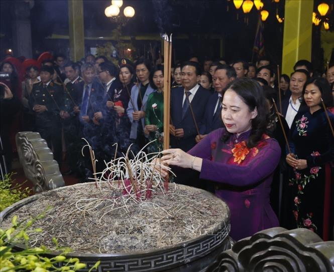 Phó Chủ tịch nước Võ Thị Ánh Xuân dâng hương tại đền Hai Bà Trưng. Ảnh: Văn Điệp – TTXVN