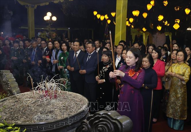 Phó Chủ tịch nước Võ Thị Ánh Xuân dâng hương tại đền Hai Bà Trưng. Ảnh: Văn Điệp – TTXVN