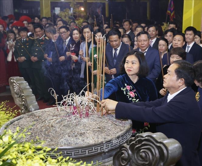 Các đại biểu dâng hương tại đền Hai Bà Trưng. Ảnh: Văn Điệp – TTXVN