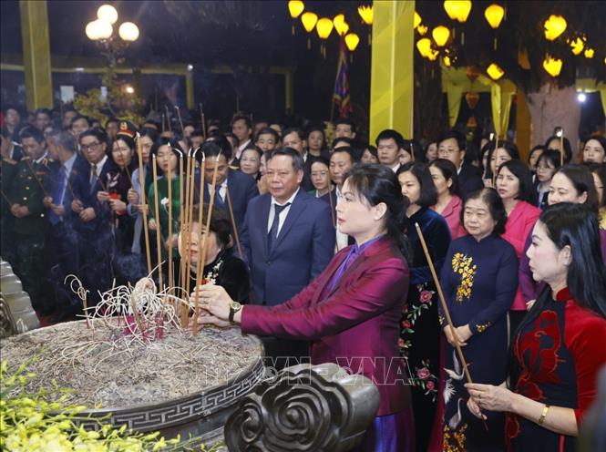 Các đại biểu dâng hương tại đền Hai Bà Trưng. Ảnh: Văn Điệp – TTXVN