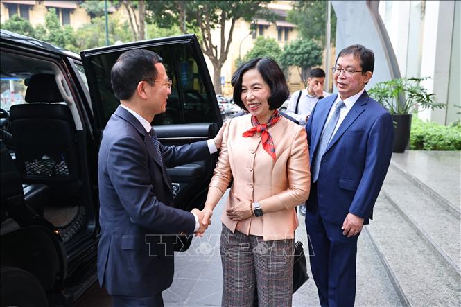 VNA General Director Vu Viet Trang welcomes Minister of Information and Communications Nguyen Manh Hung. VNA Photo: Minh Đức