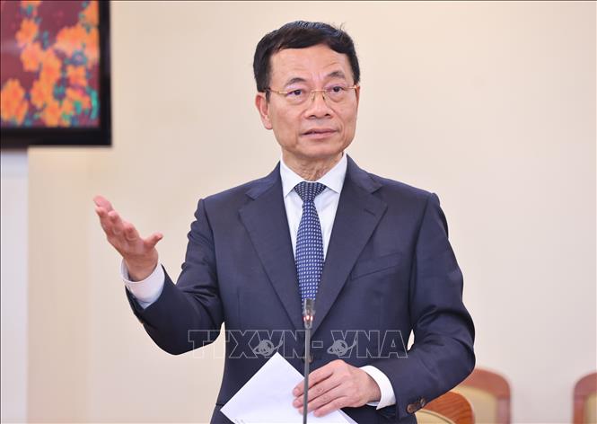 Minister of Information and Communications Nguyen Manh Hung speaks at the working session. VNA Photo: Minh Đức