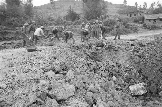 Chiến sĩ công binh Đại đội 3, Tiểu đoàn 15, Đoàn Sông Hồng gỡ mìn và sửa đường để thông xe trên đoạn QL 1A thị xã Lạng Sơn đi Đồng Đăng, ngày 17/2/1979. Ảnh: Hà Việt – TTXVN