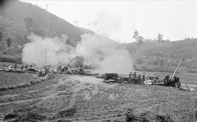 Chiến sĩ Đoàn 368 pháo binh tỉnh Hoàng Liên Sơn dội bão lửa trừng trị quân địch, ngày 10/3/1979. Ảnh: Phùng Triệu - TTXVN