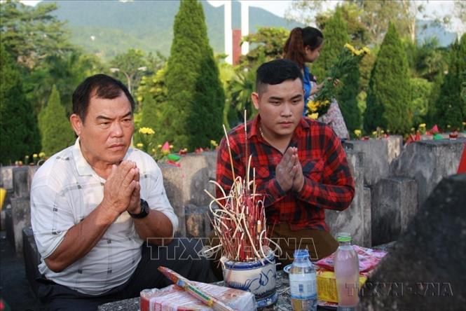 Ông Nguyễn Văn Khanh, anh trai của liệt sĩ Nguyễn Chí Minh, cùng gia đình từ Nghệ An lên Nghĩa trang Liệt sĩ quốc gia Vị Xuyên (Hà Giang) thắp hương cho em trai đang an nghỉ tại đây (2019). Ảnh: Nguyễn Chiến-TTXVN