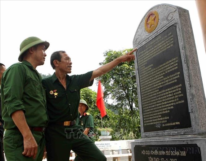 Tấm bia đá khắc lại những câu chuyện, ký ức không quên của một thời lịch sử tại Đài hương tưởng niệm các anh hùng liệt sĩ tại điểm cao 468 nằm ở lưng chừng núi Nậm Ngặt, xã Thanh Thủy, huyện Vị Xuyên, tỉnh Hà Giang. Công trình được xây dựng để tưởng niệm hàng nghìn cán bộ, chiến sĩ đã hy sinh tại điểm cao 468 thuộc mặt trận Vị Xuyên, trong cuộc chiến đấu bảo vệ biên giới phía Bắc. Ảnh: Thanh Tùng-TTXVN