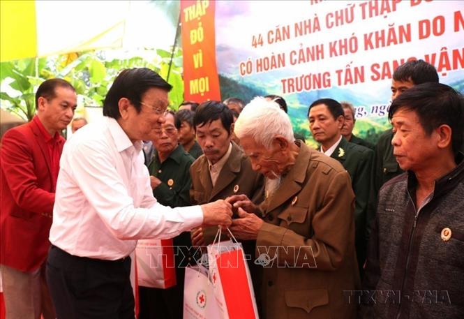 Nguyên Chủ tịch nước Trương Tấn Sang tặng quà cho các cựu chiến binh có hoàn cảnh khó khăn đã từng tham gia cuộc chiến đấu bảo vệ biên giới phía Bắc từ năm 1979-1989. Ảnh: TXVN phát
