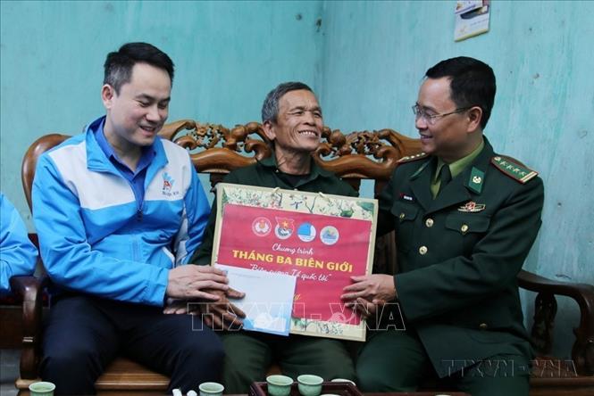 Đoàn công tác của Trung ương Hội LHTN Việt Nam thăm hỏi, tặng quà hộ gia đình chính sách Lý Văn Thắng (thôn Cốc Nhãn, xã Yên Khoái, huyện Lộc Bình, tỉnh Lạng Sơn), từng tham gia cuộc chiến đấu bảo vệ biên giới phía Bắc, có hoàn cảnh gia đình khó khăn. Ảnh: Anh Tuấn – TTXVN