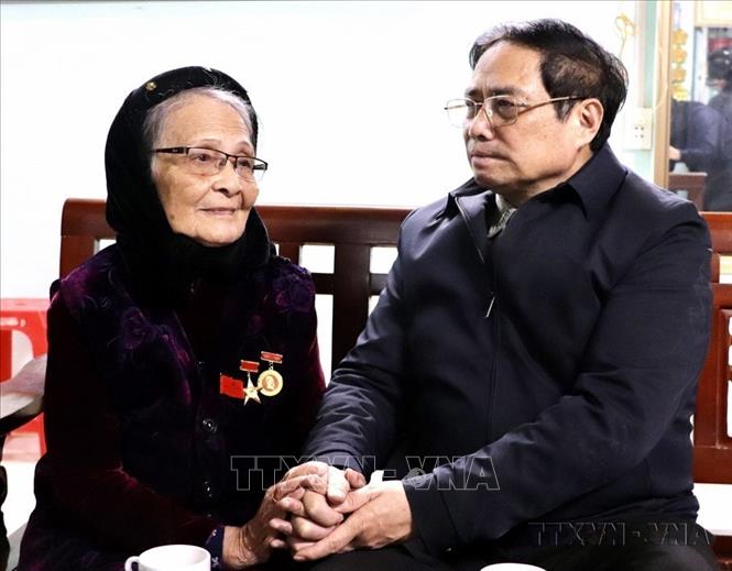 Thủ tướng Phạm Minh Chính thăm, chúc Tết, tặng quà Mẹ Việt Nam anh hùng Lâm Thị Mèn (tổ 1, phường Hợp Giang, thành phố Cao Bằng, tỉnh Cao Bằng). Mẹ có 2 người con là liệt sĩ, hy sinh trong cuộc chiến đấu bảo vệ biên giới phía Bắc (2022). Ảnh: Quốc Đạt-TTXVN