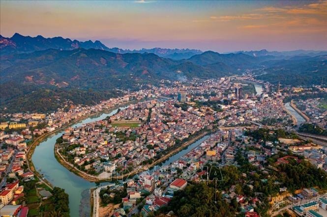 45 năm sau chiến tranh, thành phố Cao Bằng chuyển mình mạnh mẽ, trở thành đô thị văn minh, hiện đại, mang đậm bản sắc văn hóa, là một trong những đô thị đẹp nhất các tỉnh miền núi phía Bắc. Ảnh: TTXVN