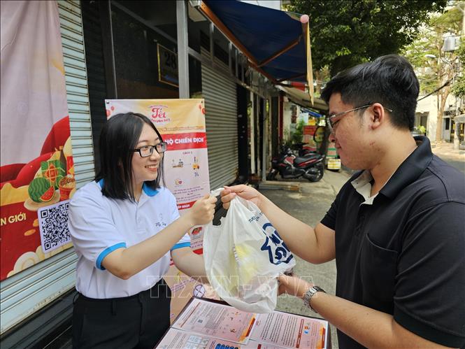 Điểm nhận bánh, kẹo, mứt, hạt tại thành phố Hồ Chí Minh. Ảnh: Hồng Điệp - TTXVN 