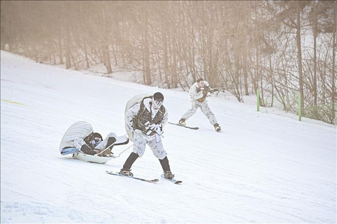 Lính thủy quân lục chiến Hàn Quốc và Mỹ tham gia cuộc tập trận chung mùa Đông tại Pyeongchang, Hàn Quốc, ngày 16/2/2024. Ảnh: Yonhap/TTXVN