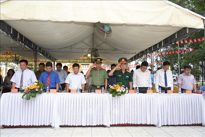 Các đại biểu dành một phút mặc niệm tưởng nhớ các anh hùng, liệt sĩ đã chiến đấu, hi sinh vì sự nghiệp giải phóng dân tộc. Ảnh: Minh Phú - TTXVN