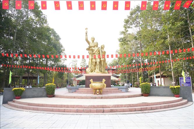 Tượng đài Thanh niên cách mạng Rừng Rong xã An Tịnh, huyện Trảng Bàng tỉnh Tây Ninh. Ảnh: Minh Phú - TTXVN