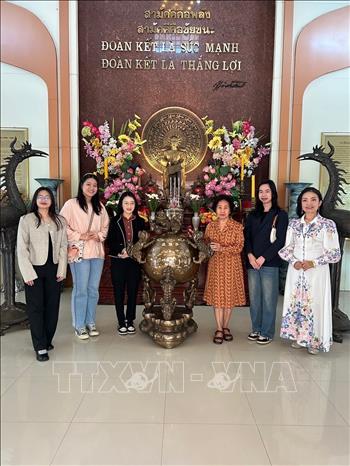 Kiều bào Bangkok và du học sinh tại Thái Lan thăm Khu di tích Chủ tịch Hồ Chí Minh tại Udon Thani dịp Tết Giáp Thìn 2024. Ảnh: TTXVN phát