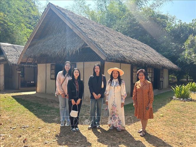 Kiều bào Bangkok và du học sinh tại Thái Lan thăm Khu di tích Chủ tịch Hồ Chí Minh tại Udon Thani dịp Tết Giáp Thìn 2024. Ảnh: TTXVN phát