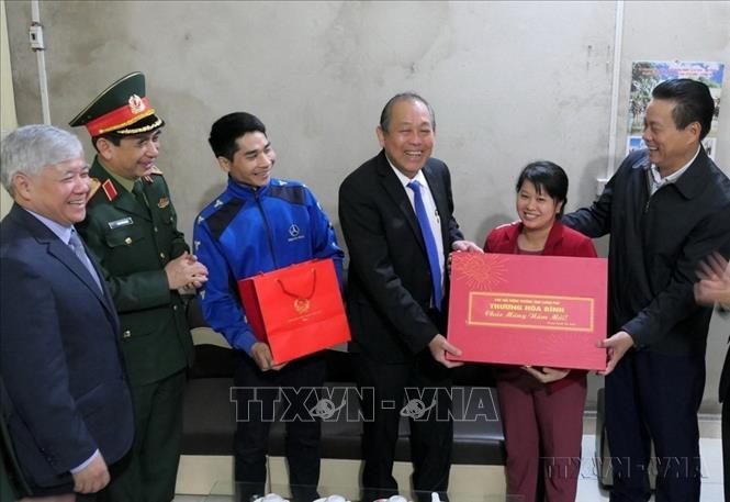 Phó Thủ tướng Thường trực Trương Hòa Bình tặng quà, chúc Tết gia đình liệt sĩ Vũ Mạnh Toàn, xã Thanh Thủy, huyện Vị Xuyên, tỉnh Hà Giang (2020). Ảnh: Minh Tâm-TTXVN