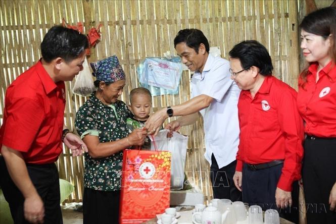 Hội Chữ thập đỏ thành phố Hà Nội thăm, tặng quà cho gia đình hộ nghèo Ngầm Văn Bảy, thôn Tiến Thành, xã Ngọc Minh, huyện Vị Xuyên (Hà Giang). Ảnh: Thanh Tùng-TTXVN
