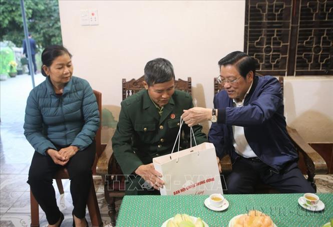 Trưởng Ban Nội chính Trung ương Phan Đình Trạc thăm, tặng quà cho thương binh Hoàng Văn Chinh (xóm Nam Phong, xã Hưng Đạo, thành phố Cao Bằng). Ảnh: Chu Hiệu-TTXVN