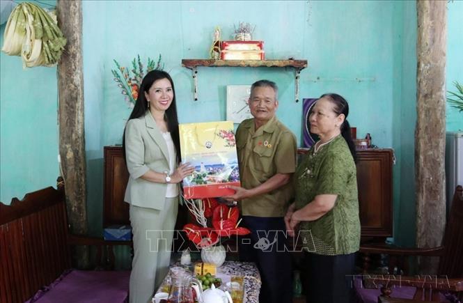 Phó Chủ tịch UBND tỉnh Lạng Sơn Đoàn Thu Hà tặng quà gia đình thương binh Nguyễn Hữu Thanh, tại Khu Đoàn Kết, thị trấn Nông trường Thái Bình, huyện Đình Lập, tỉnh Lạng Sơn. Ảnh: Anh Tuấn – TTXVN