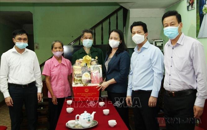 Phó Chủ tịch nước Võ Thị Ánh Xuân và lãnh đạo tỉnh Hà Giang tặng quà thương binh Lục Văn Viện, tổ 12, thị trấn Vị Xuyên, huyện Vị Xuyên (Hà Giang). Ảnh: Minh Tâm-TTXVN