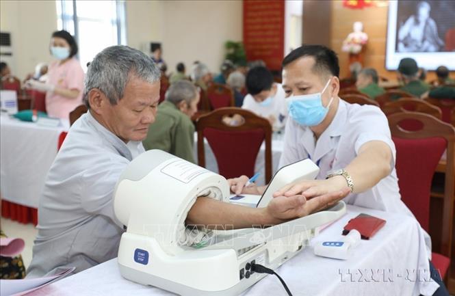 Khám sức khỏe cho người có công với cách mạng huyện Tràng Định đang điều dưỡng tại Trung tâm Điều dưỡng Người có công tỉnh Lạng Sơn. Ảnh: Anh Tuấn – TTXVN