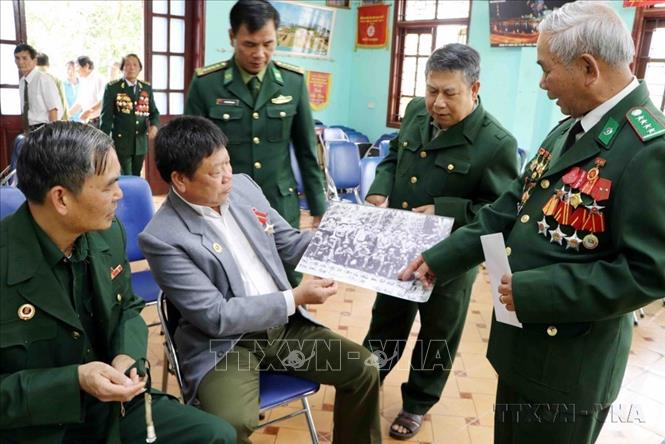Các cựu chiến binh Biên phòng thành phố Lai Châu cùng nhau ôn lại những kỷ niệm về cuộc chiến đấu bảo vệ biên giới phía Bắc năm xưa. Ảnh: Công Tuyên-TTXVN