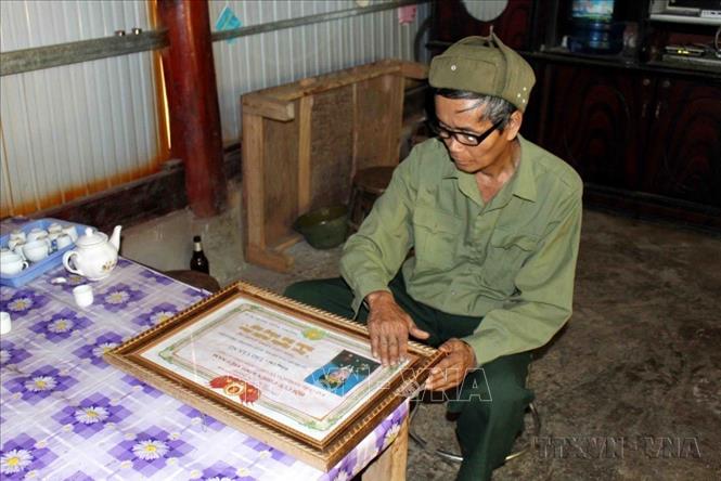 Binh nhất Tao Văn Nó, người lính gác cầu Việt - Trung trong cuộc chiến đấu bảo vệ biên giới phía Bắc năm xưa. Ảnh: Công Tuyên-TTXVN