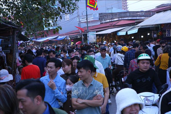 Đông đảo người dân, du khách đến với phiên chợ Viềng ở Nam Định. Ảnh: Công Luật-TTXVN