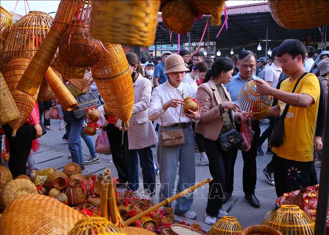 Gian hàng bán đồ lưu niệm dùng trong sản xuất nông nghiệp tại chợ Viềng. Ảnh: Công Luật-TTXVN